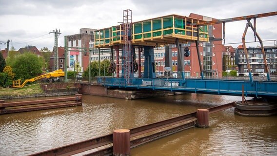 Eine marode Eisenbahnbrücke wird saniert. © dpa Foto: Sina Schuldt