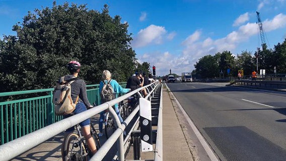 Fahrräder warten bei Rot an der gesperrten Elbbrücke Rönne-Geesthacht. © NDR Foto: Marie Schiller