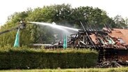 Feuerwehrleute löschen eine brennende Zimmerei bei Elsfleth. © Nord-West-Media TV 