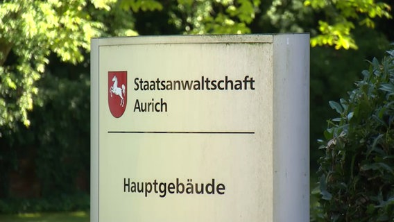 Ein Schild der Staatsanwaltschaft Aurich. Ein Schild der Staatsanwaltschaft Aurich. © NDR Foto: Christina Gerlach