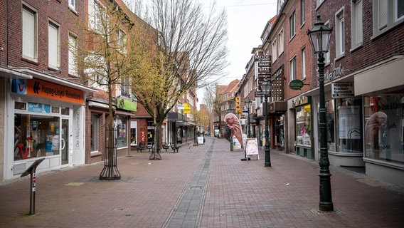 Die Einkaufsstraße im Zentrum von Emden ist menschenleer. © picture alliance/dpa/Sina Schuldt Foto: Sina Schuldt