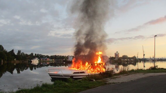 Eine Motoryacht steht im Emder Hafen in Flammen © Polizei emden 