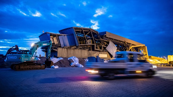 Eine gesprengte Umschlagbrücke liegt am Boden eines Kais. © Sina Schuldt/dpa Foto: Sina Schuldt