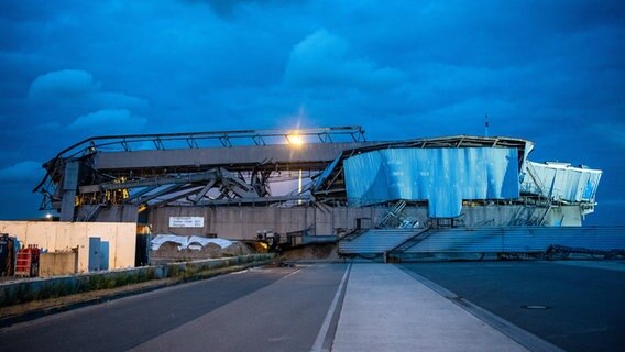 Die Umschlagbrücke am Emder Südkai nach der Sprengung. © dpa-Bildfunk Foto: Sina Schuldt
