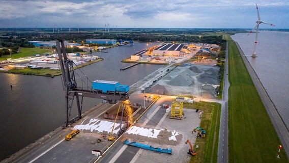 Die Umschlagbrücke am Emder Südkai vor der Sprengung (Luftaufnahme mit einer Drohne). © dpa-Bildfunk Foto: Sina Schuldt