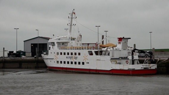Das Bild zeigt die im Hafen liegende Fähre nach Wangerooge. © NonstopNews 