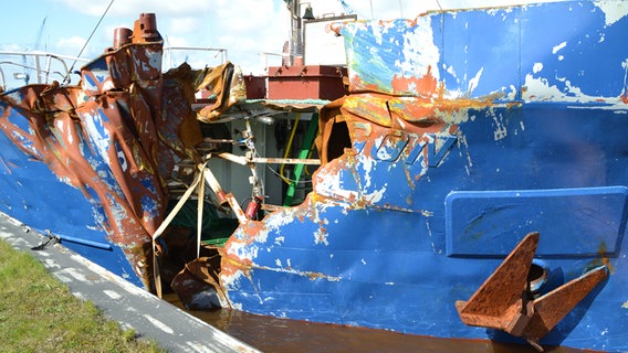 Das beschädigte Schiff "Petra L.", das ein Loch im Rumpf hat, liegt in der Schleuse Emden. © Wasserschutzpolizeiinspektion Emden 