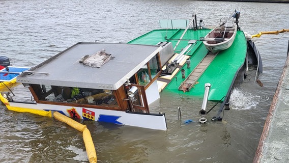 Das Binnenschiff "Sabine" ist auseinandergebrochen und liegt sinkend im Wasser des Emder Hafens. © Hafenbehörde Emden 