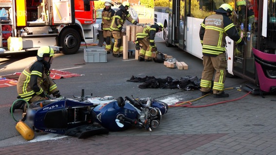 Ein Motorrad liegt nach einem Zusammenstoß mit einem Linienbus auf einer Straße. © NonstopNews 
