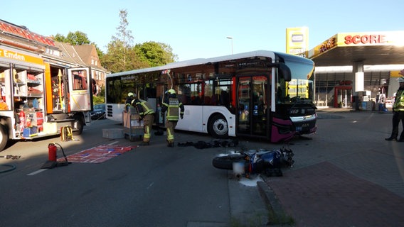 Ein Motorrad liegt nach einem Zusammenstoß mit einem Linienbus auf einer Straße. © NonstopNews 