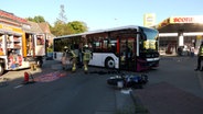 Ein Motorrad liegt nach einem Zusammenstoß mit einem Linienbus auf einer Straße. © NonstopNews 