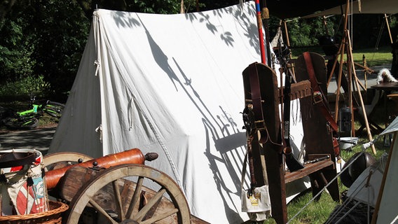 Werkzeuge aus der Epoche des Dreißigjährigen Krieges stehen vor einem Zelt. © Landesmuseum Emden 