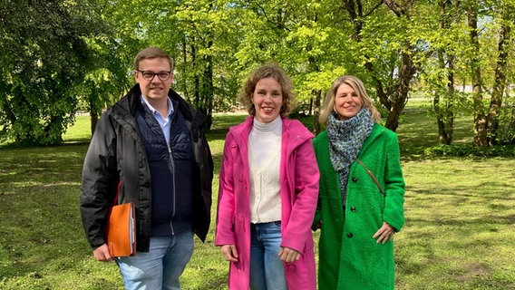 Auf dem Foto von links nach rechts:Johannes Stephens, der Geschäftsführer der Emmaus Hospiz GmbH Rotenburg - Ines Kadesch, Koordinatorin Emmaus Ambulanter Hospizdienst Verden - Kathrin Harms, die fachliche Leitung des Emmaus Ambulanten Hospizdienstes © NDR Foto: Maren Momsen