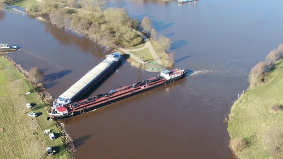 Zwei zusammengestoßene Frachtschiffe stehen quer auf der Ems. © Nord-West-Media TV 
