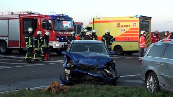 Zwei Fahrzeuge stehen nach einem Unfall auf der Straße. © Nord-West-Media-TV 