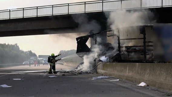 Die Feuerwehr löscht einen brennenden Lkw auf der A1 bei Emstek. © NonstopNews 