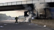 Die Feuerwehr löscht einen brennenden Lkw auf der A1 bei Emstek. © NonstopNews 