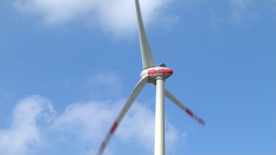 Die Rotorblätter eines Windrads drehen sich. © NDR 