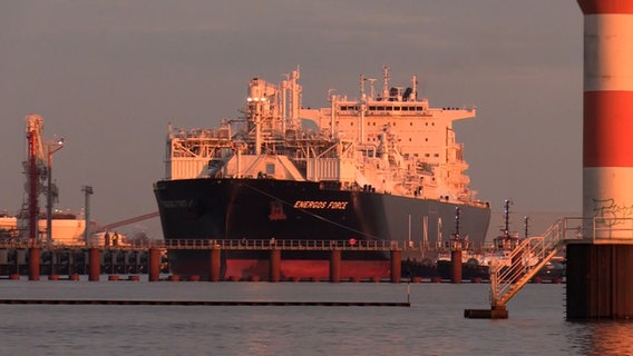 Ein Schiff, das als schwimmendes LNG-Terminal genutzt werden soll, fährt in den Hafen in Stade ein. © TV Elbnews 