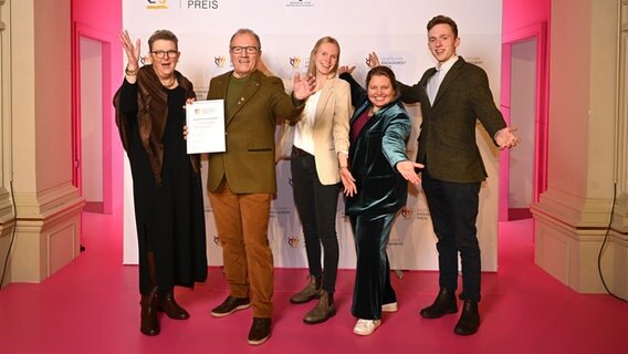 Die Preisträger - Jägerschaft Verden - des Engagementpreis 2023 posieren für ein Bild nach der Preisverleihung. © Deutscher Engagementpreis / David Ausserhoffer Foto: David Ausserhoffer