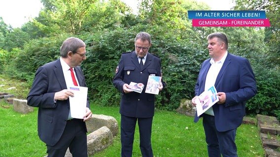 Sven Ambrosy (Landrat Landkreis Frisland), Heiko von Deetzen (Leiter der Polizeiinspektion WHV/FRI) und Carsten Feist (Oberbürgermeister Stadt Wilhelmshaven) stellen die Kampagne zur Polizeiprävention "IM ALTER SICHER LEBEN!" vor. © Polizeiinspektion Wilhelmshaven/Friesland 