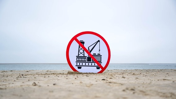 Ein Plakat gegen die geplante Erdgasförderung. Ein Konsortium um das niederländische Unternehmen One-Dyas plant, von Ende 2024 an Erdgas vor der ostfriesischen Insel zu fördern. © picture alliance / dpa Foto: Sina Schuldt