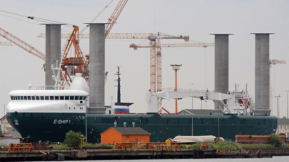 Das Transportschiff für Windkraftanlagen "E-Ship 1" liegt am Pier der Lloyd Werft Bremerhaven. © dpa - Bildfunk Foto: Ingo Wagner