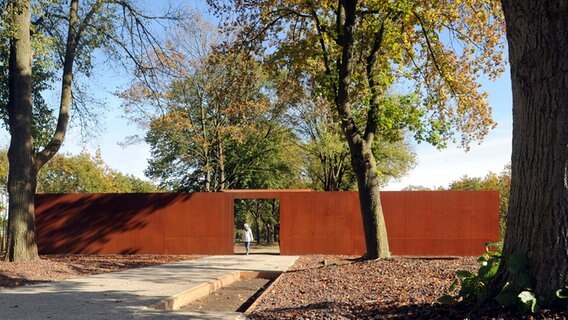 Rote Stahlmauer in der Gedenkstätte Esterwegen. © dpa Foto: Ingo Wagner