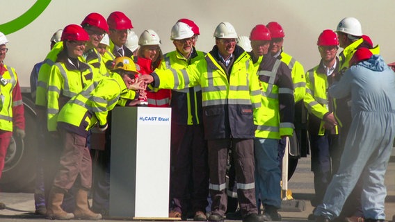 Marc van der Linden, Gasunie, Boris Richter, Storag Etzel, Hester Somsen, Botschafterin der Niederlande, Christian Meyer, Niedersächsischer Minister für Umwelt, Energie und Klimaschutz, und Olaf Lies, Minister für Wirtschaft, Verkehr, Bauen und Digitalisierung, starten die Befüllung der Wasserstoffkaverne in Etzel symbolisch. © NDR 