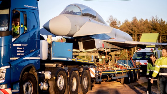 Ein Eurofighter der Luftwaffe wird mit einem Schwertransport verlegt. © dpa-Bildfunk Foto: Hauke-Christian Dittrich