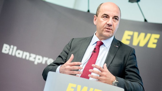 Der Vorstandsvorsitzende der EWE AG, Stefan Dohler, steht bei der Bilanz-Pressekonferenz 2019 hinter einem Pult. Der Vorstandsvorsitzende der EWE AG, Stefan Dohler, steht bei der Bilanz-Pressekonferenz 2019 hinter einem Pult. © picture alliance Foto: Hauke-Christian Dittrich