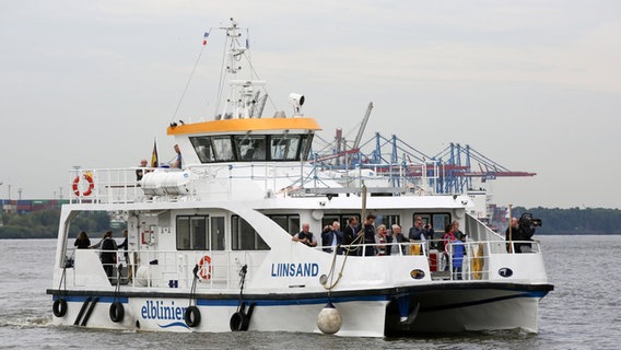 Die Elbfähre "Liinsand" fährt im Hamburger Hafen. © Picture Alliance Foto: Bodo Marks
