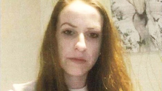 Eine Frau mit langen roten Haaren guckt in die Kamera. © Polizei Bremen 