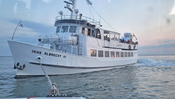 Ein Fahrgastschiff in der Nordsee. © Die Seenotretter – DGzRS Foto: Martin Stöver