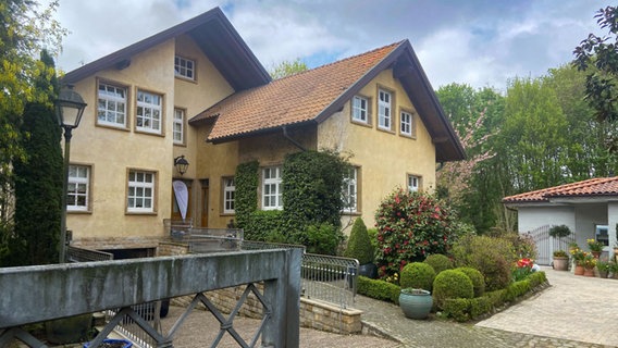 Zu sehen ist ein großes Haus im Grünen. © NDR Foto: Fritzi Blömer