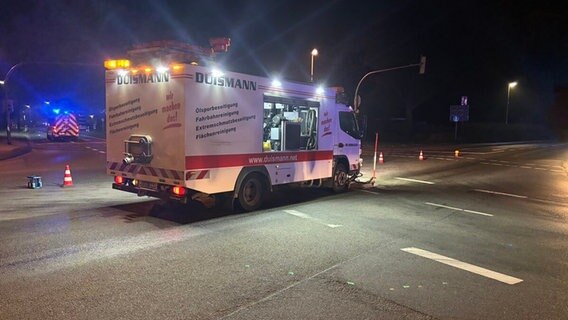 Ein Spezialfahrzeug reinigt die Straße. Ein Spezialfahrzeug reinigt die Straße. © Freiwillige Feuerwehr Edewecht