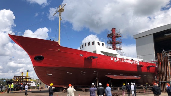 Das Feuerschiff "Norderney" wird aus einer Werfthalle in Wilhelmshaven geschoben. © NDR Foto: Jutta Przygoda