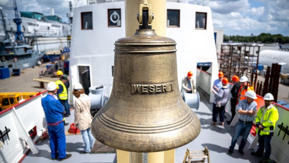 Die Schiffsglocke hängt wieder am ehemaligen Feuerschiff "Weser", das vor der Schiffbauhalle der Neuen Jadewerft steht. © dpa-Bildfunk Foto: Sina Schuldt