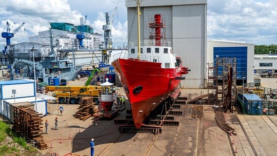 Das ehemalige Feuerschiff "Weser" wird aus der Schiffbauhalle der Neuen Jadewerft gezogen. © dpa-Bildfunk Foto: Sina Schuldt