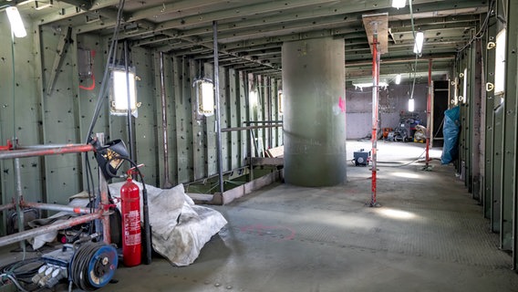 Blick in den Innenraum des ehemaligen Feuerschiffs "Weser" in der Schiffbauhalle der Neuen Jadewerft. © dpa-Bildfunk Foto: Sina Schuldt