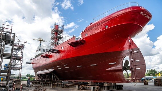 Das ehemalige Feuerschiff "Weser" wird aus der Schiffbauhalle der Neuen Jadewerft gezogen. © dpa-Bildfunk Foto: Sina Schuldt