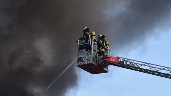 Die Feuerwehr beim Löschen eines Brandes. © Kreisfeuerwehr Gifhorn Foto: Bjarne Wegmeyer