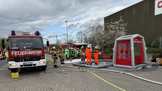 Feuerwehrleute reinigen ihre Schutzanzüge. Feuerwehrleute reinigen ihre Schutzanzüge. © Kreisfeuerwehr Verden