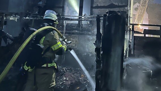 Ein Feuerwehrmann im Einsatz in Bremerhaven. © Feuerwehr Bremerhaven 