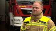 Thomas Simon von der Feuerwehr Achternmeer gibt ein Interview. © NDR 
