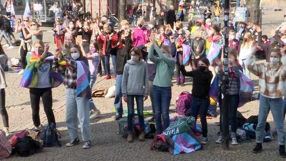 Mitglieder der Bewegung Fridays for Future haben sich zu einer Demonstration in Osnabrück versammelt. © NDR 