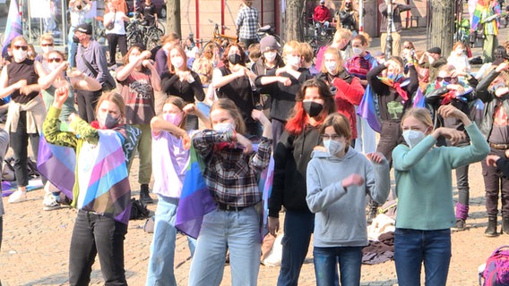 Mitglieder der Bewegung Fridays for Future haben sich zu einer Demonstration in Osnabrück versammelt. © NDR 