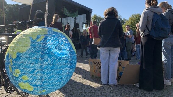 Eine Weltkugel als Laterne beim "Globalen Klimastreik" in Oldenburg. © NDR Foto: Anna Schlieter