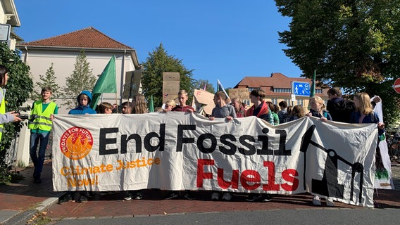 Schüler ziehen im Rahmen des Klimastreiks von "Fridays for Future" mit einem Transparent mit dem Spruch "End Fossil Fuels" durch Oldenburg. © NDR/Anna Schlieter Foto: Anna Schlieter