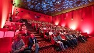 Gäste sitzen bei der Eröffnung des Filmfest Emden-Norderney in einem Kinosaal. © picture alliance/Hauke-Christian Dittrich Foto: Hauke-Christian Dittrich